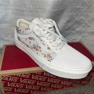 BRAND NEW WITH TAGS!! Vans Old Skool Floral Sneakers 🌸